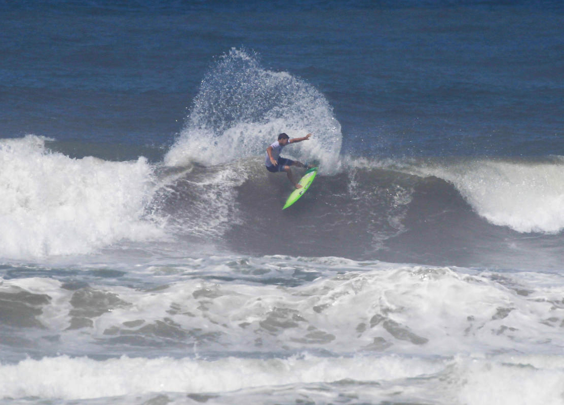 Gui VILLAS mostra seu surfe no Marrocos