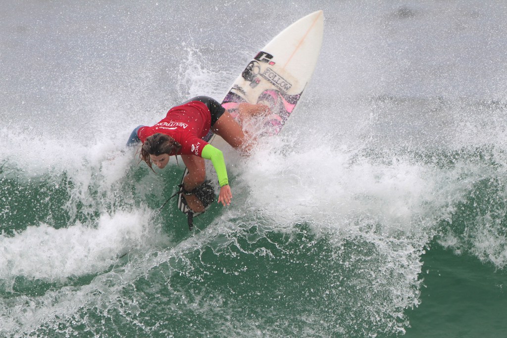 QS: Camila Cassia vira o jogo em grande final de mundial de surf feminino no Rio