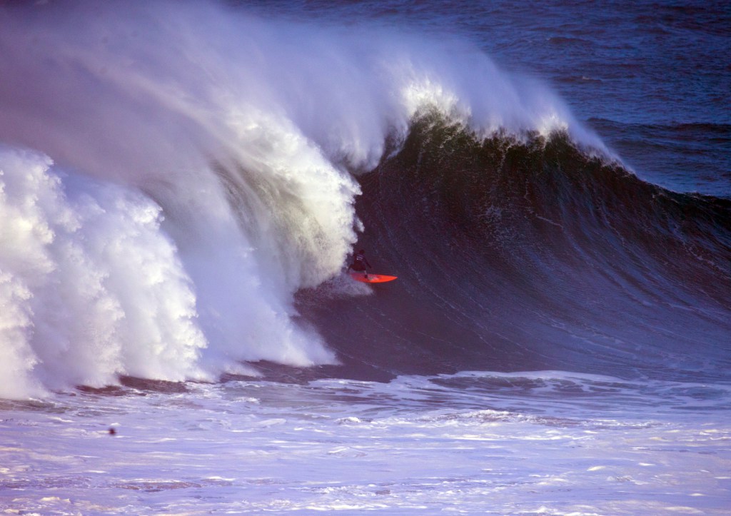 Brasileiro Lucas Chianca vence desafio de ondas grandes em Nazaré!