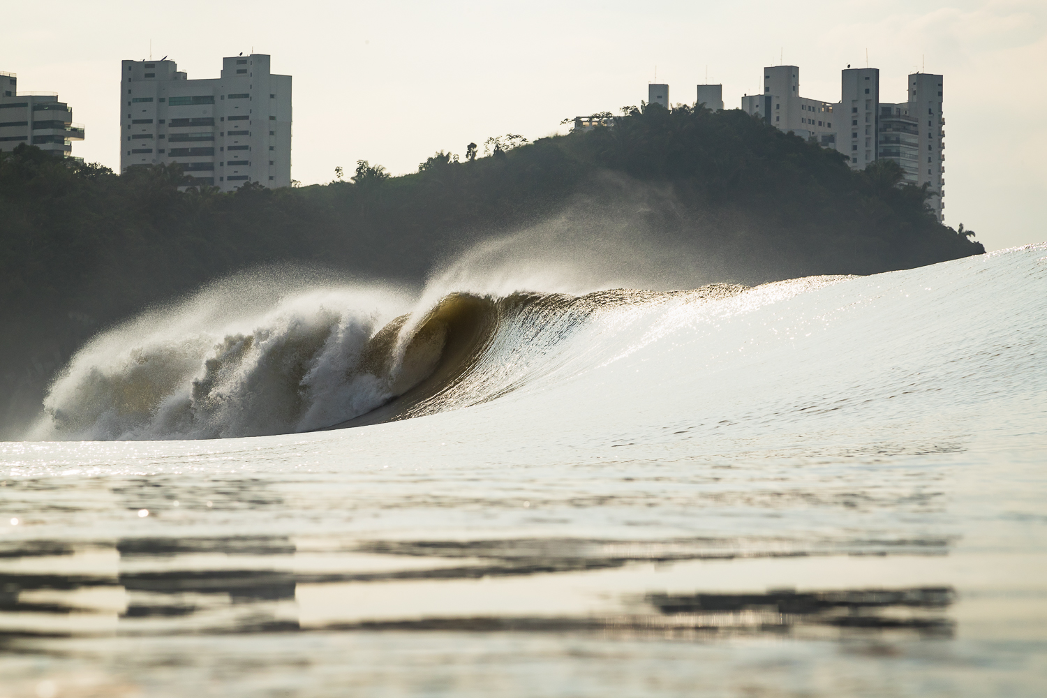 Swell de maio encosta no litoral brasileiro e mostra seu poder