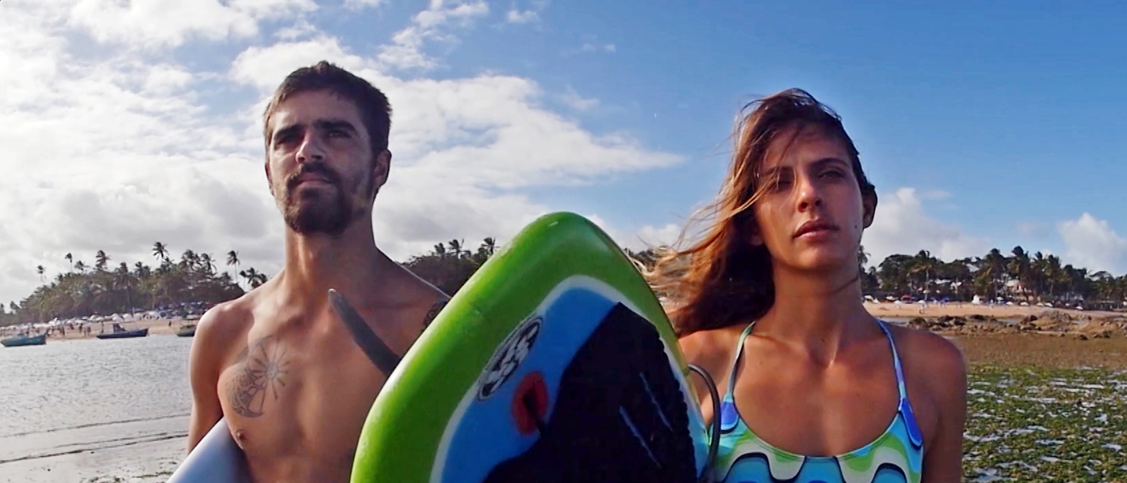 ‘Amor, o mar subiu’, revela as aventuras de casal surfista de ondas grandes