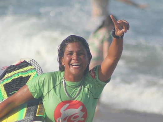 Surfista é morta por raio; Luzimara Souza venceu circuito cearense há menos de um mês