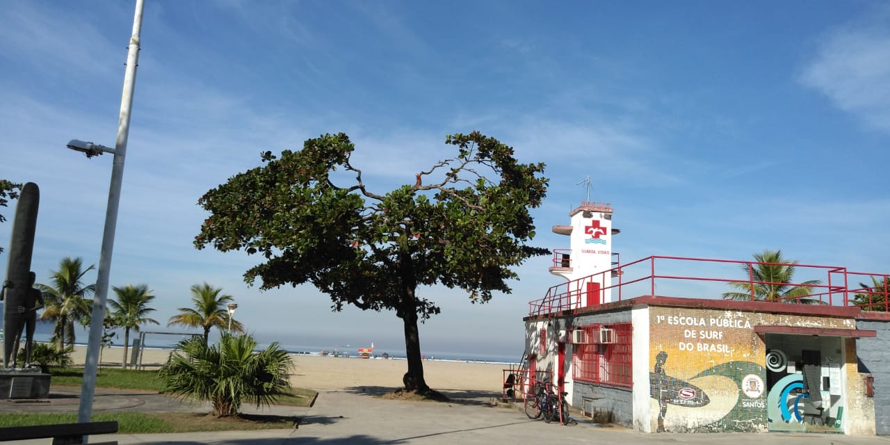 Primeira escola de surfe pública do Brasil faz 28 anos