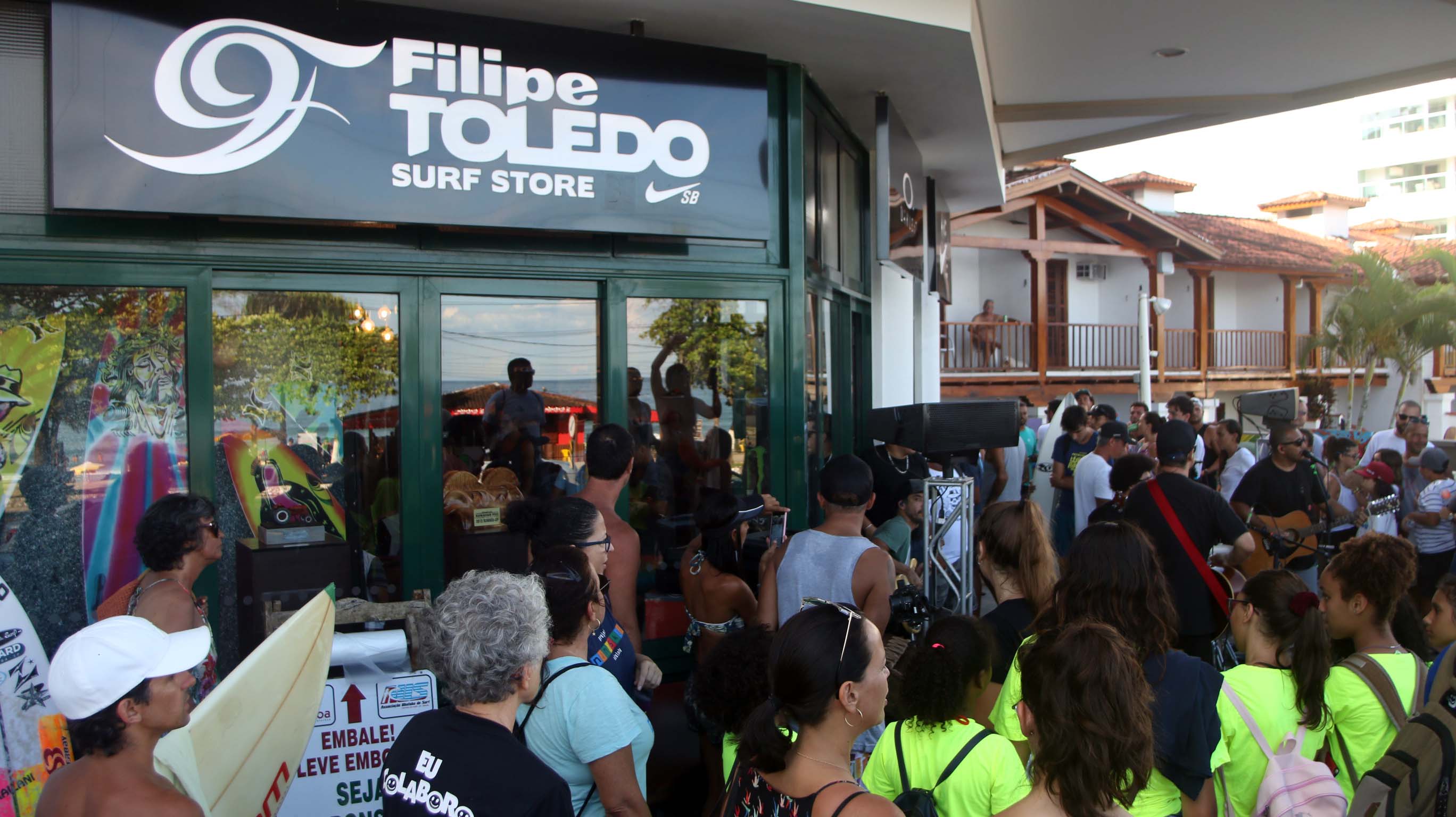 Filipe Toledo inaugura loja em Ubatuba