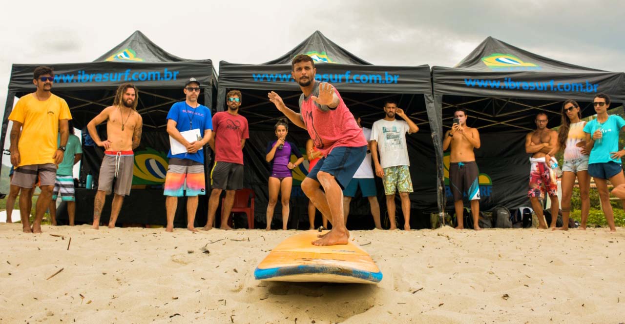 Pandemia exige ensino a distância para formação de instrutores de surfe
