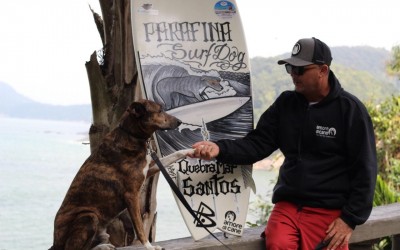 Cães surfistas são atração em campeonato de surfe estadual em Camburi