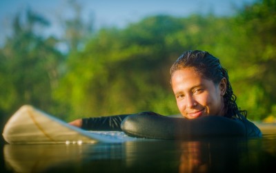 Campanha global de cerveja destaca surfista brasileira