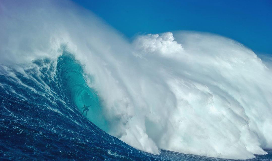 Bombas no Havaí: ondulação gigante causa estrago em paraíso dos atirados