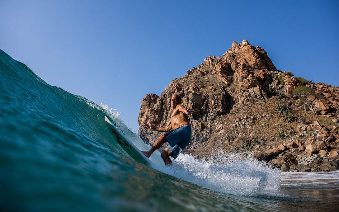 Tom Curren estrela ‘Free Scrubber’ e faz lembrar (com humor) o que é surfar ‘de verdade’; assista