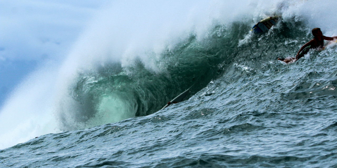 Laje recebe ondulação GG em Ubatuba, com ondas oceânicas tubulares