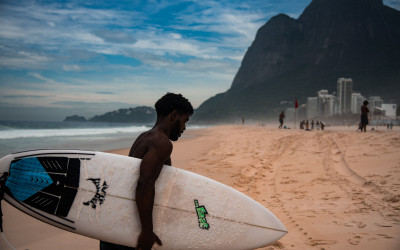 Da prancha de surfe achada no lixo, até virar estrela de programa de TV, conheça a trajetória de Carlos Mister