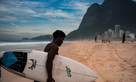 Da prancha de surfe achada no lixo, até virar estrela de programa de TV, conheça a trajetória de Carlos Mister