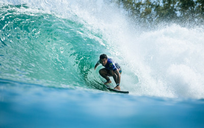 É surfe na piscina de ondas, mas podia ser hipismo