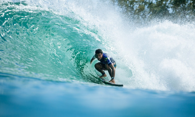 É surfe na piscina de ondas, mas podia ser hipismo