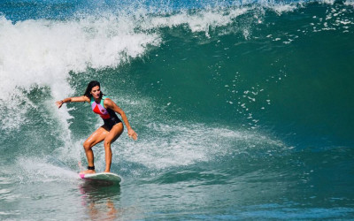 Medo do ridículo, cringe e perrengue na jornada da modelo no surfe