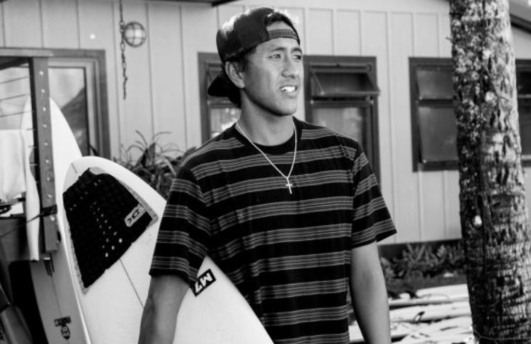 Josh Moniz, surfista havaiano, sofre lesão no pescoço durante ‘freesurf’