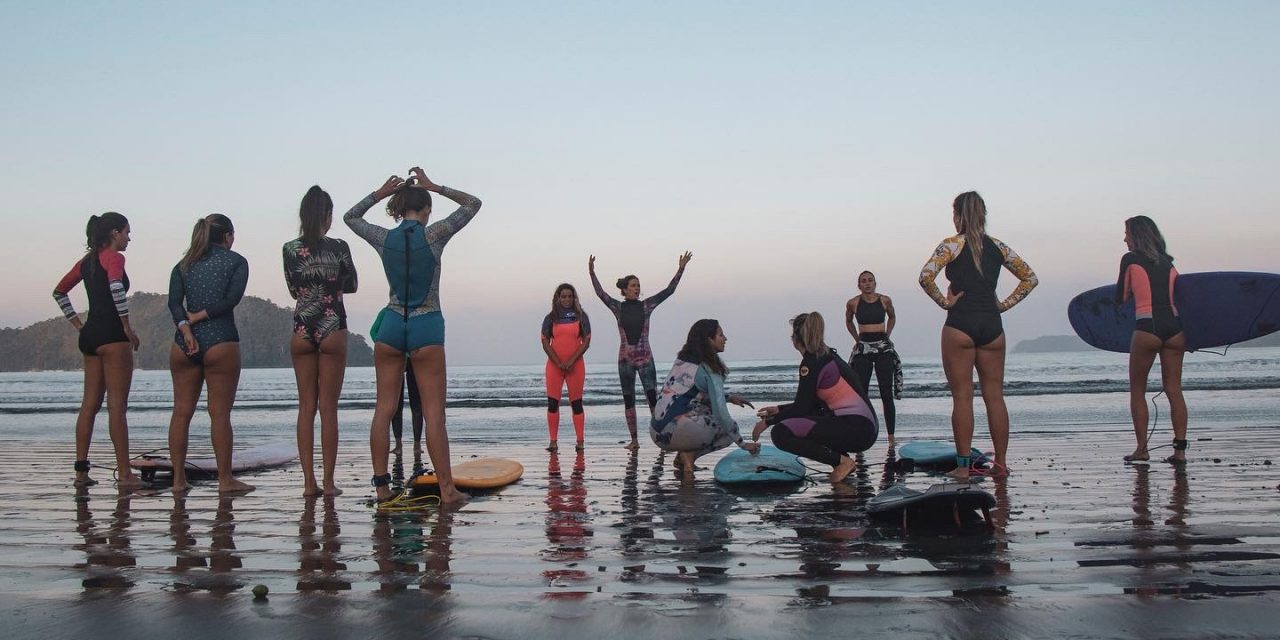 Em Itamambuca, Claudinha Gonçalves vem aprimorar o surfe de mulheres