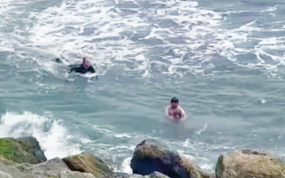 Vídeo: Campeão de surfe adaptado salva dois adolescentes em mar francês