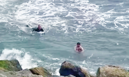 Vídeo: Campeão de surfe adaptado salva dois adolescentes em mar francês