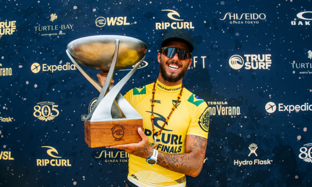 Líder do ranking, surfista Filipe Toledo é homenageado no WSL Awards