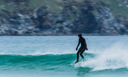 Roupa de surf feminina: existe modelo ideal?