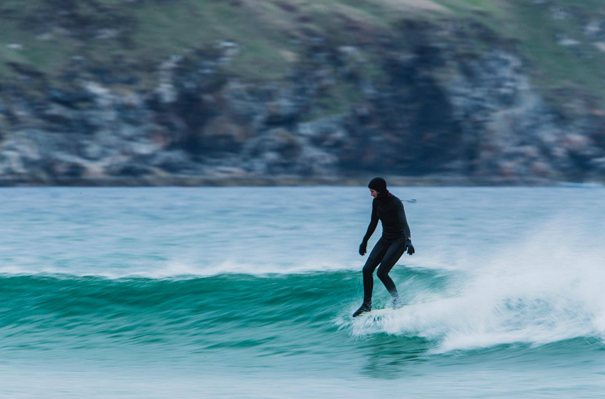 Roupa de surf feminina: existe modelo ideal?