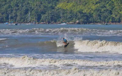Aulas de surf são canceladas devido à poluição em Ubatuba