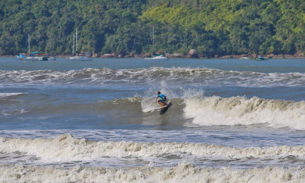 Aulas de surf são canceladas devido à poluição em Ubatuba