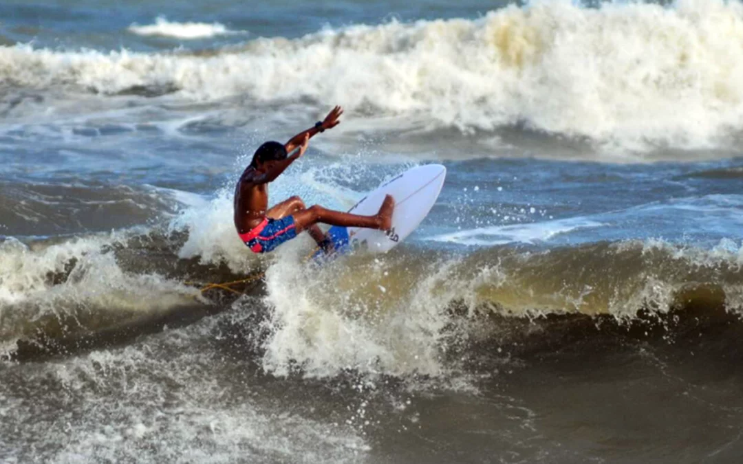 Surfistas paulistas competem no Semillero Olas Pro Tour 2024