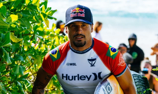 Italo Ferreira avança para as quartas do Hurley Pro Sunset Beach