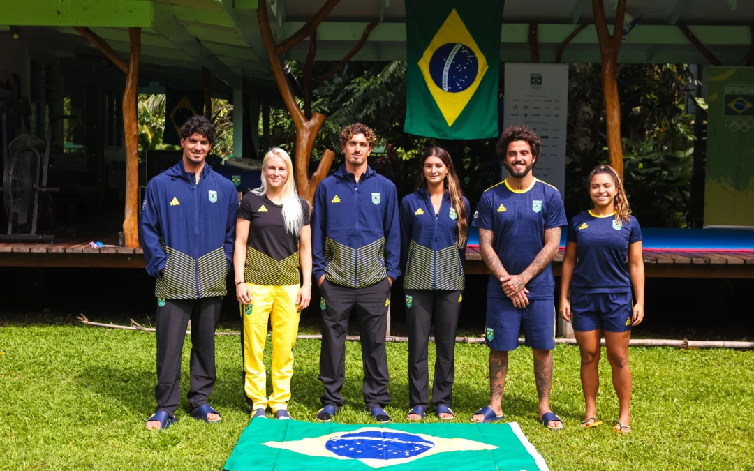 Surfistas brasileiros reunidos para a disputa dos Jogos Olímpicos